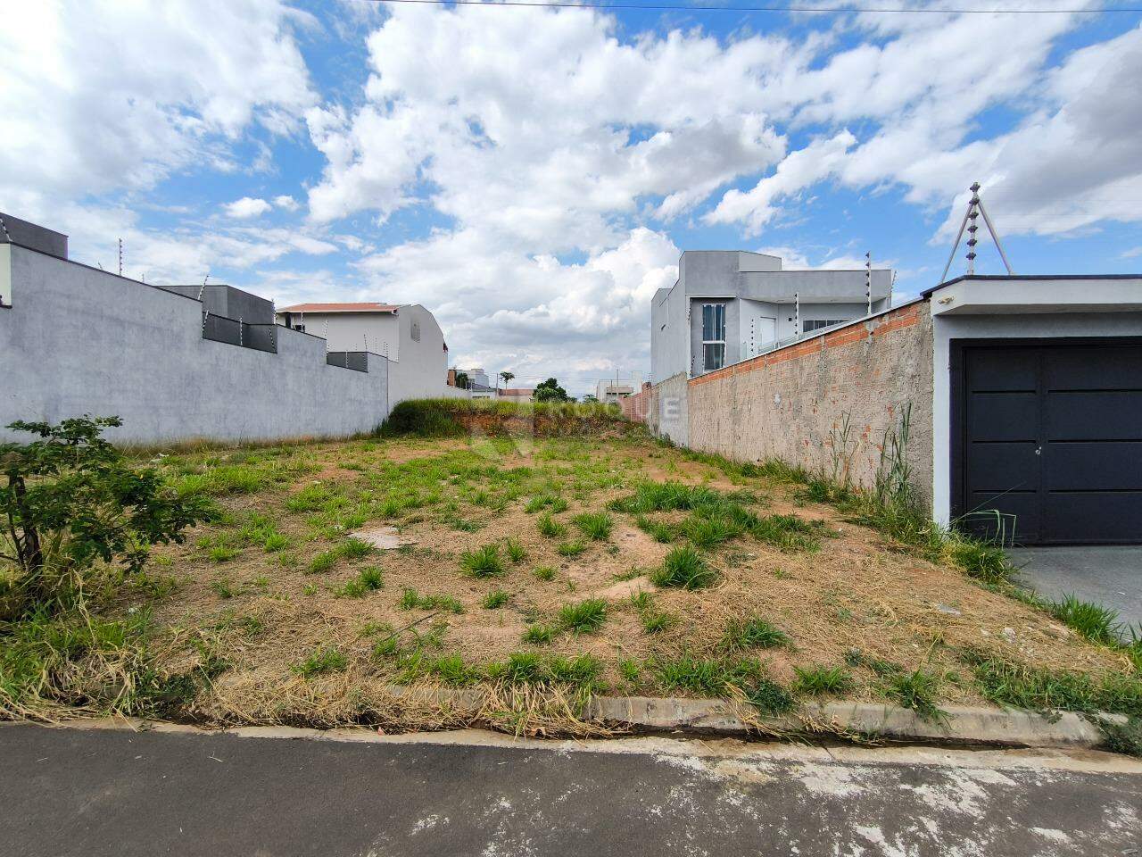 Terreno à venda no bairro Jardim Marajoara: FRENTE