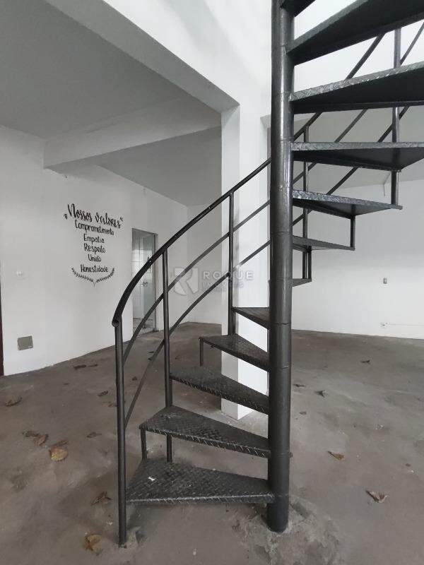 Barracão/Galpão para aluguel no bairro Jardim Nova Europa: Escada
