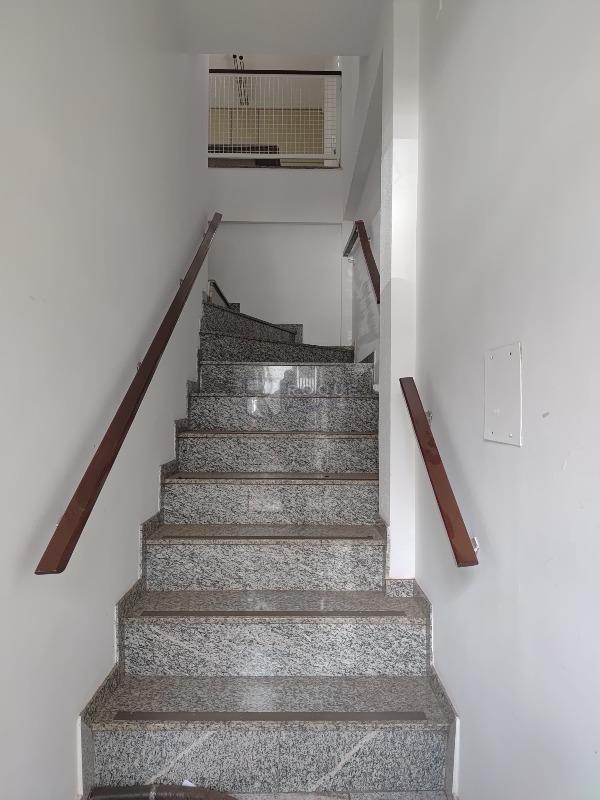 Salas/Conjuntos para aluguel no bairro Centro: Escada de acesso superior