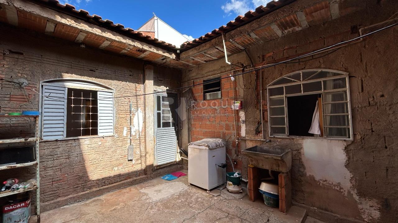 Casa Residencial à venda no bairro Conjunto Habitacional Victor D’Andrea: FUNDOS