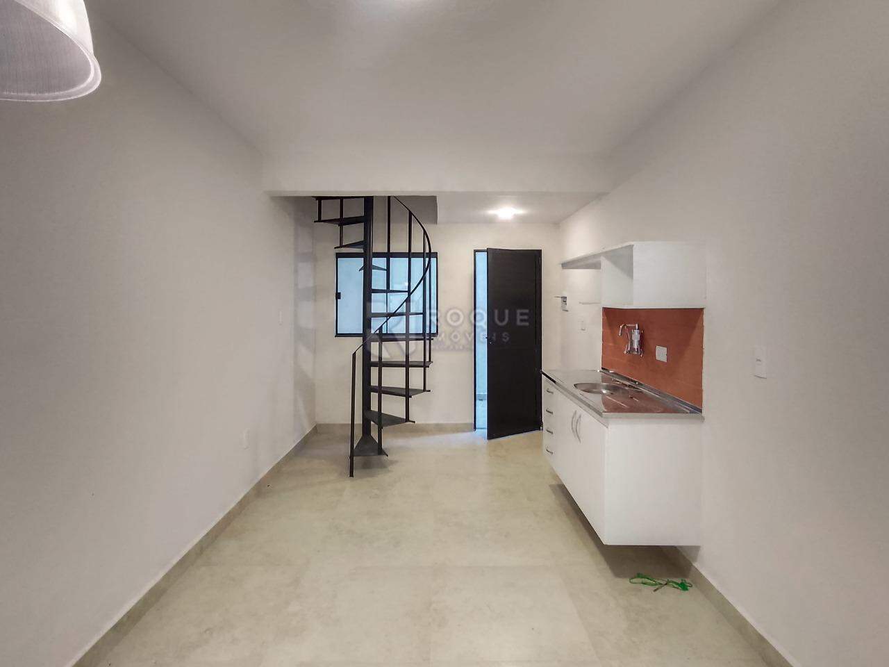 Apartamento para aluguel no bairro Jardim Santa Cecília: Cozinha / Escada de acesso