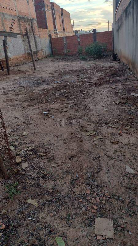 Terreno à venda no bairro Jardim dos Jequitibás: 