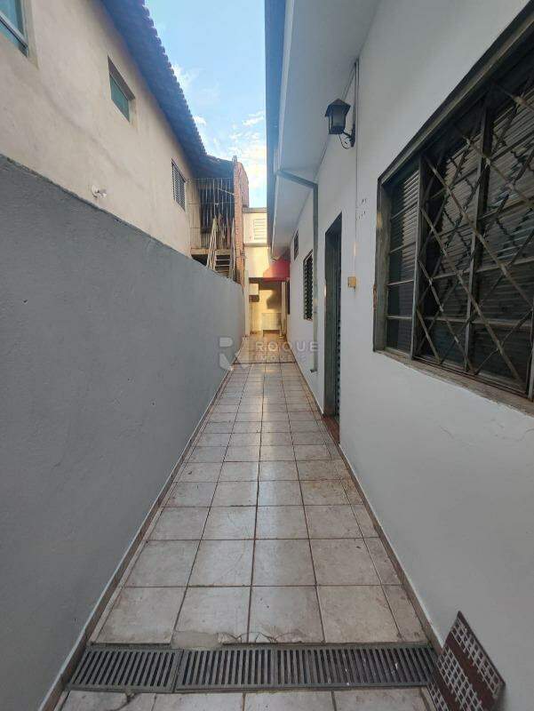 Casa Residencial à venda no bairro Jardim Nova Suiça: Corredor Lateral