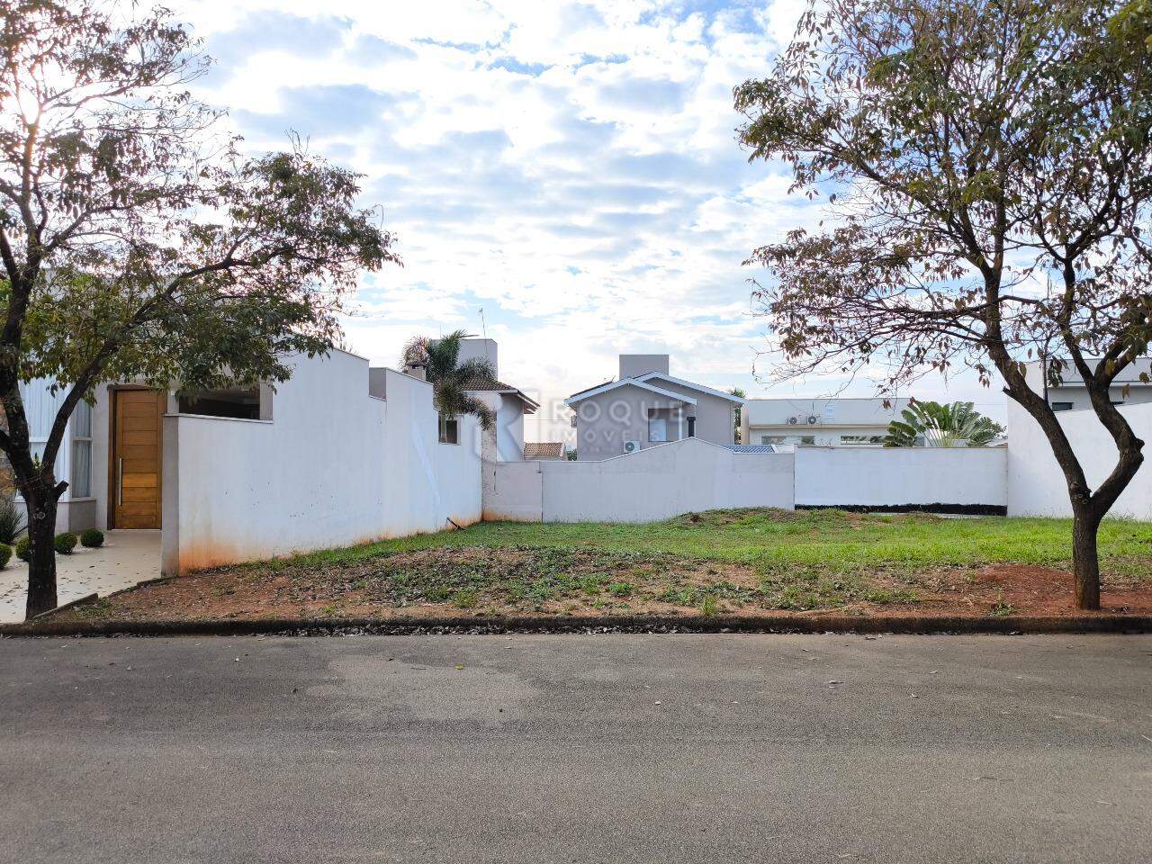 Terreno em condomínio à venda no bairro Parque Residencial Roland: FRENTE
