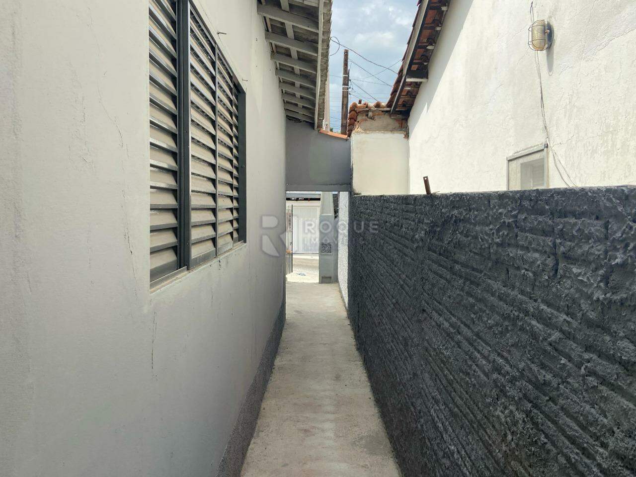 Casa Residencial para aluguel no bairro Jardim Presidente Dutra: Corredor lateral