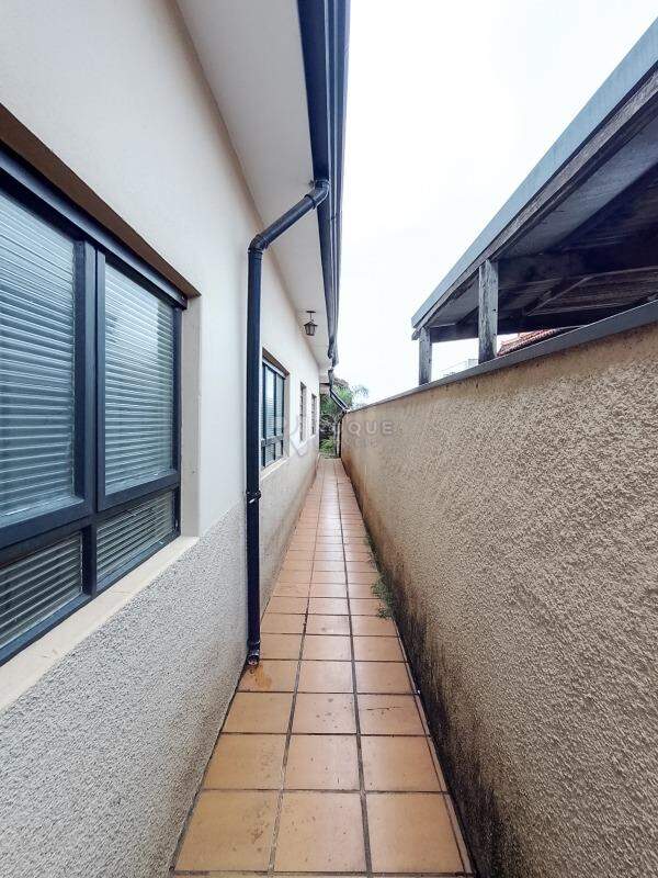 Casa Residencial para aluguel no bairro Vila Esteves: Corredor externo