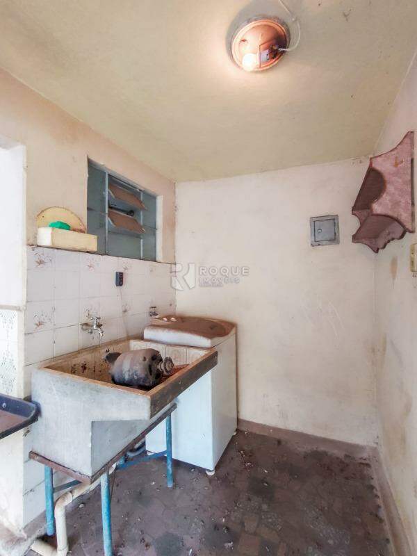 Casa Residencial para aluguel no bairro Vila Esteves: Lavanderia externa