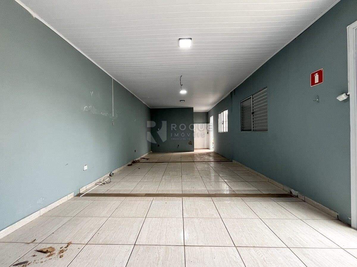 Casa Comercial para aluguel no bairro Jardim Nova Itália: Fundos