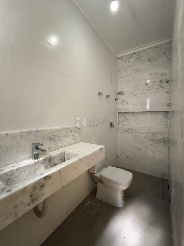 Casa em condomínio à venda no bairro Parque Residencial Roland: WC SUÍTE 1