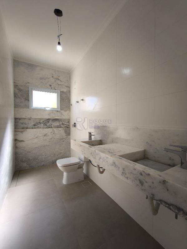 Casa em condomínio à venda no bairro Parque Residencial Roland: WC SUÍTE 1