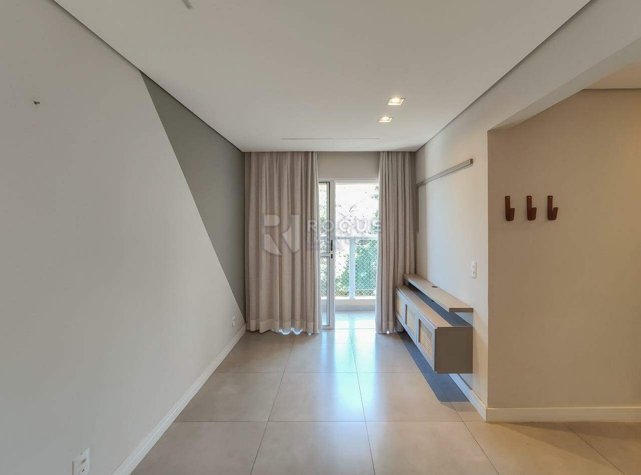 Apartamento à venda no bairro Vila Labaki: Sala 