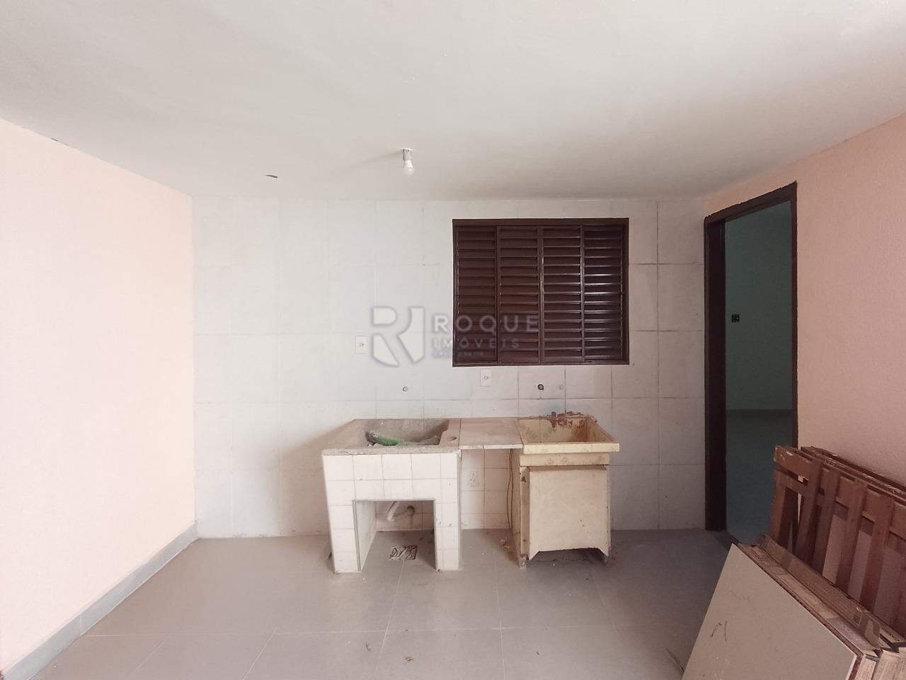 Casa com salão para aluguel no bairro Jardim São Manoel: Lavanderia