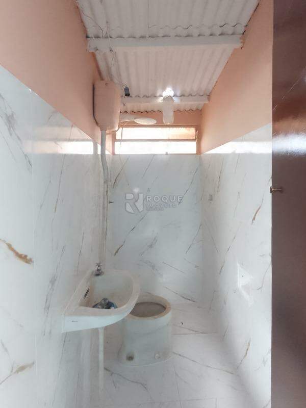 Casa com salão para aluguel no bairro Jardim São Manoel: WC salão
