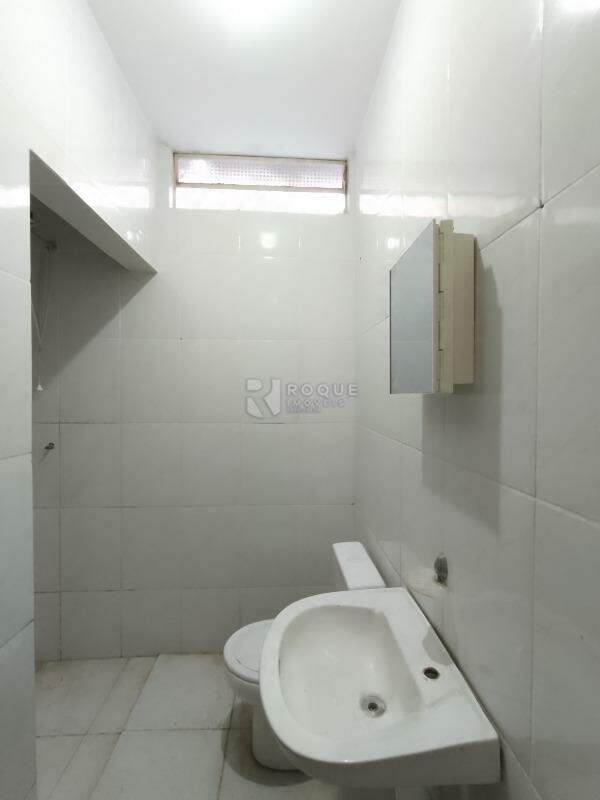 Casa com salão para aluguel no bairro Jardim São Manoel: WC