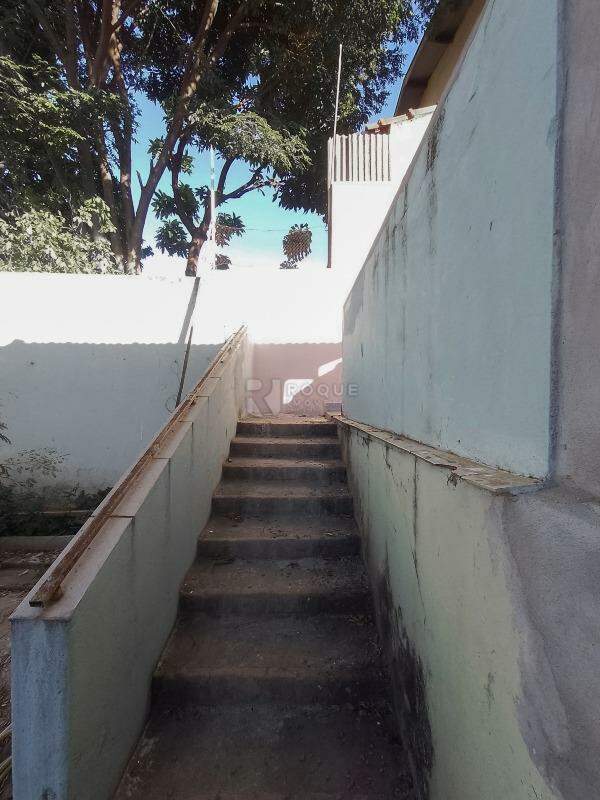 Casa com salão para aluguel no bairro Jardim São Manoel: Escada fundos