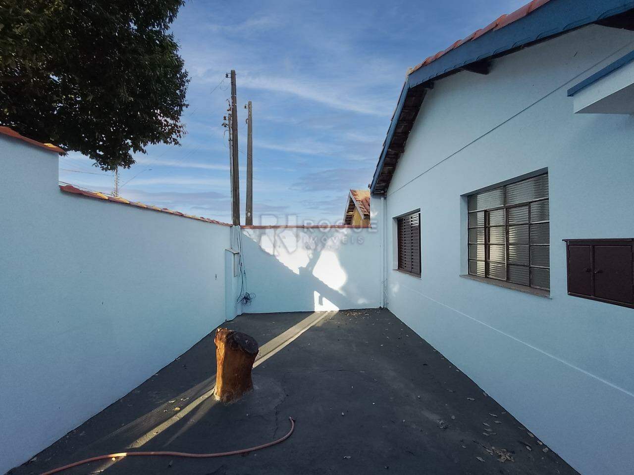 Casa com salão para aluguel no bairro Jardim São Manoel: Fachada interna