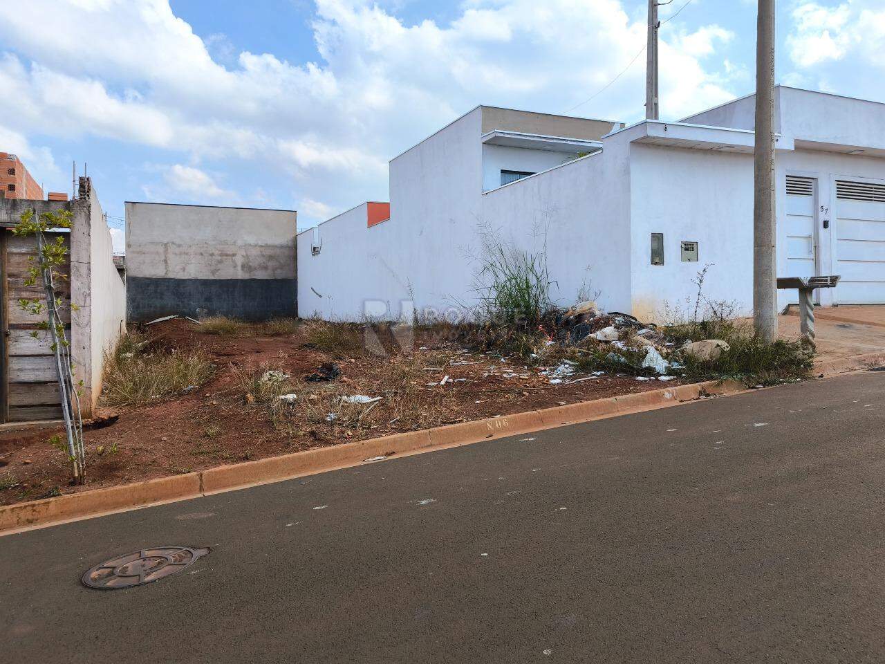 Terreno à venda no bairro Residencial Colinas do Engenho I: 