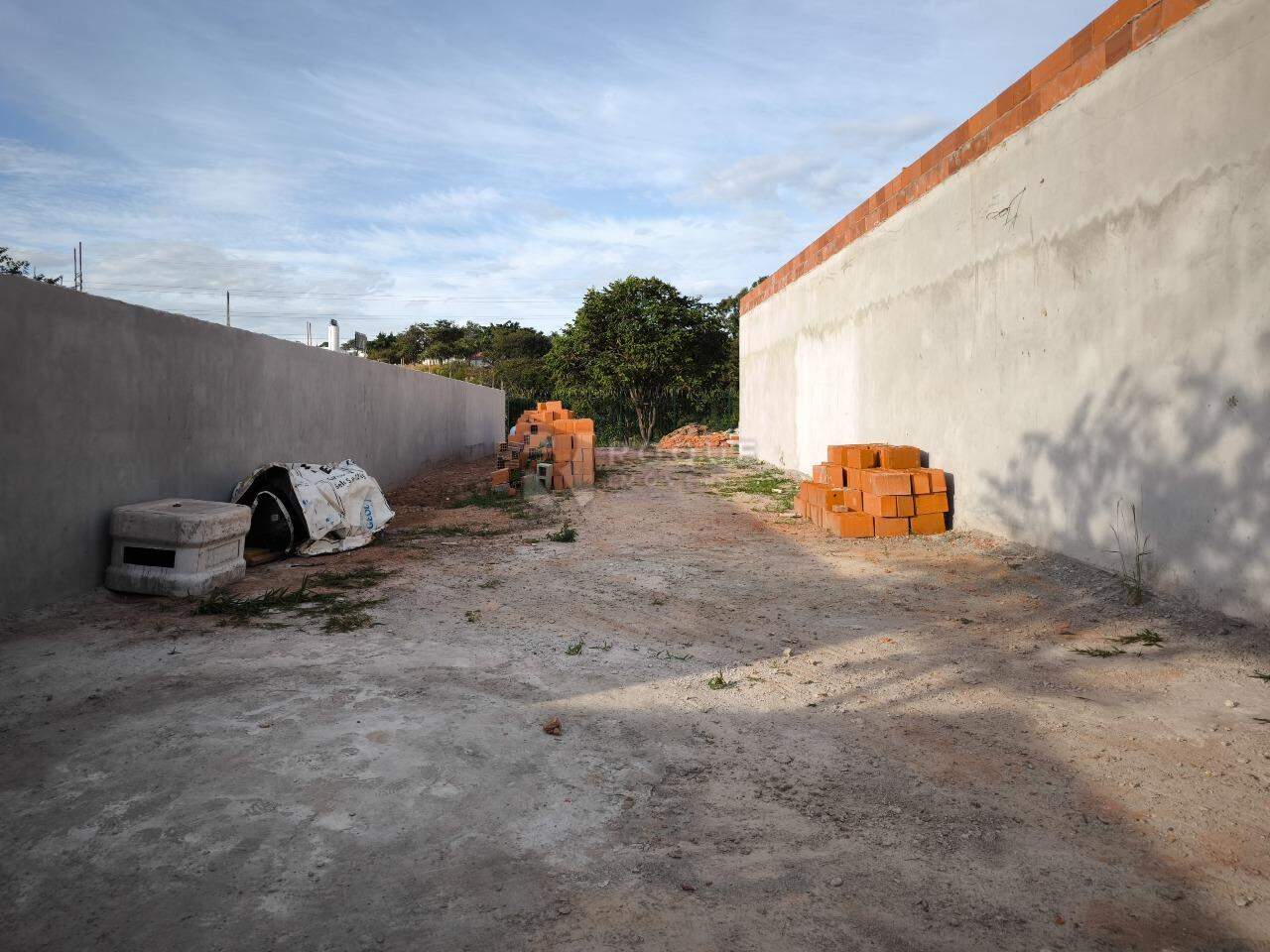 Casa Residencial à venda no bairro Jardim Residencial Campo Novo: LATERAL EXTERNA