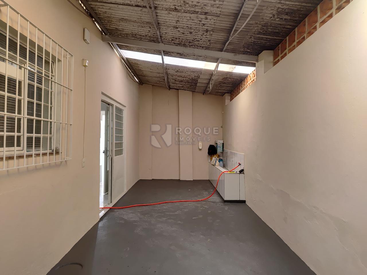 Casa Residencial para aluguel no bairro Vila Claudia: Fundos