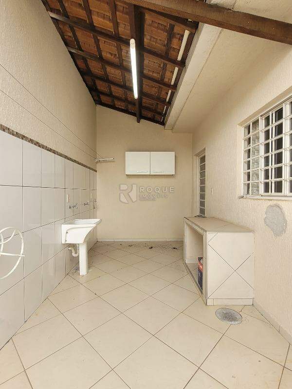 Casa Residencial para aluguel no bairro Jardim Residencial Dona Santina Paroli Peccinini: Lavanderia 