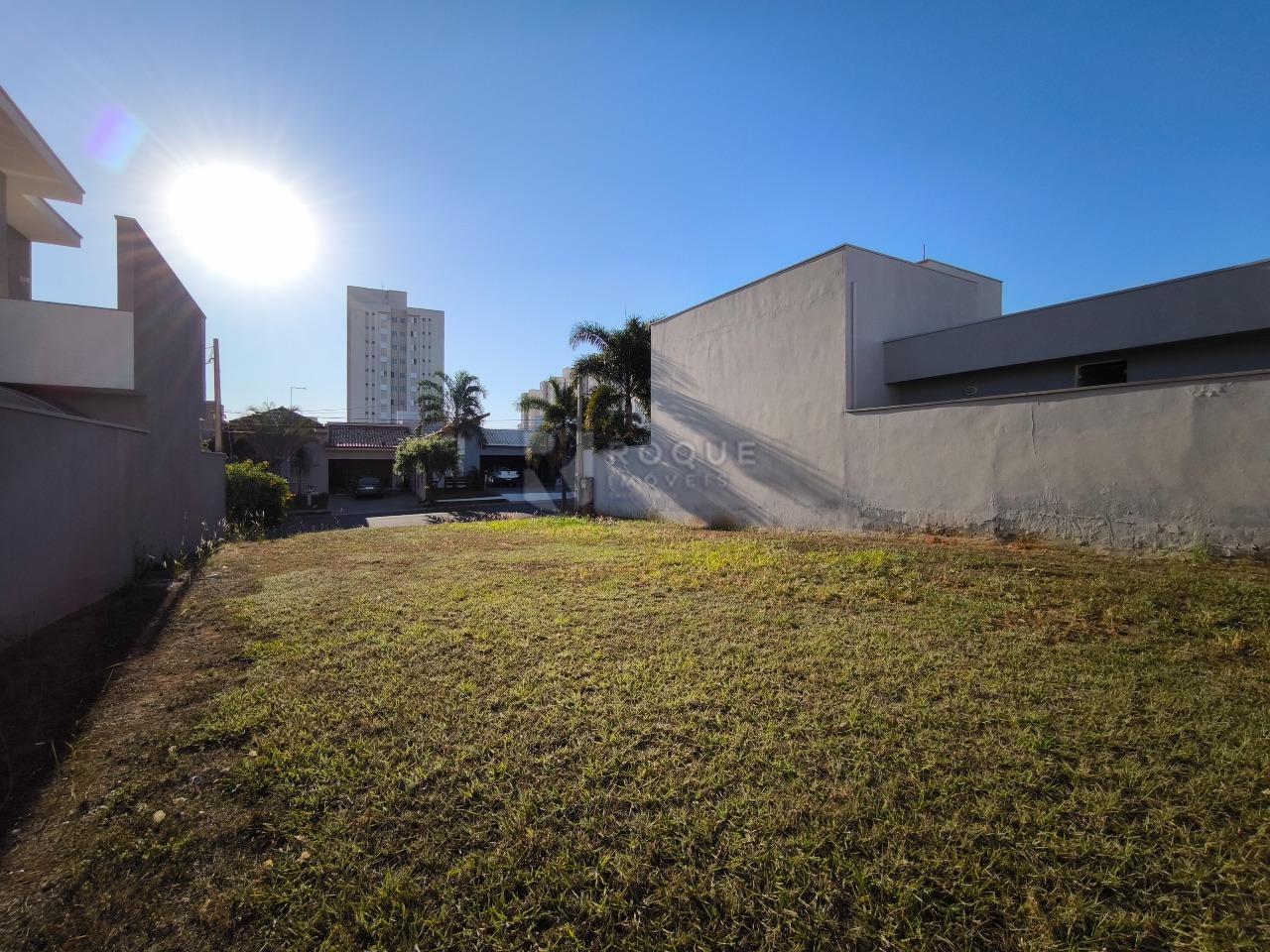 Terreno em condomínio à venda no bairro Vale das Oliveiras: 