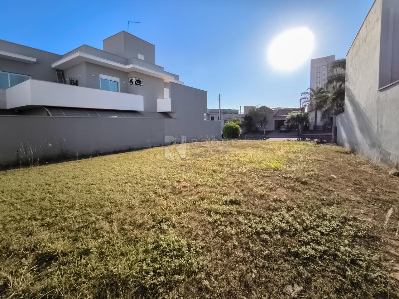 Terreno em condomínio à venda no bairro Vale das Oliveiras: 