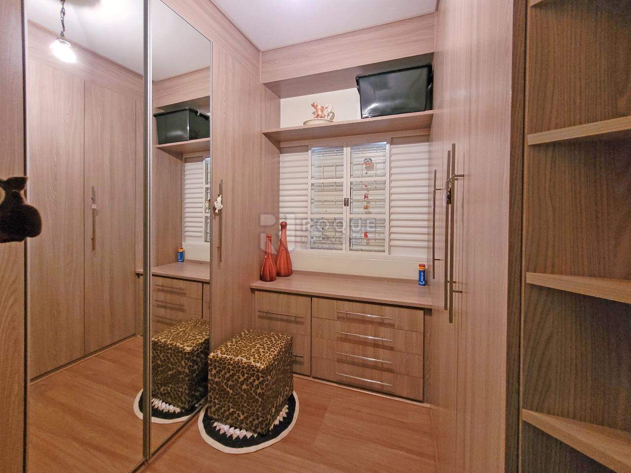 Casa Residencial à venda no bairro Jardim Residencial Santa Amália: CLOSET