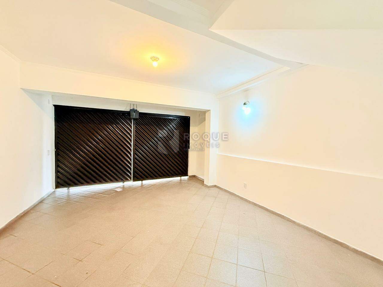 Casa Residencial para aluguel no bairro Vila Cristovam: Garagem