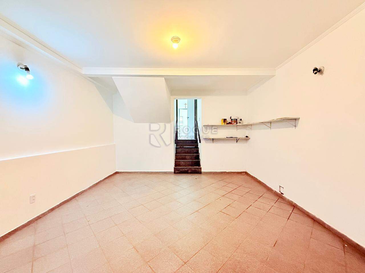 Casa Residencial para aluguel no bairro Vila Cristovam: Garagem