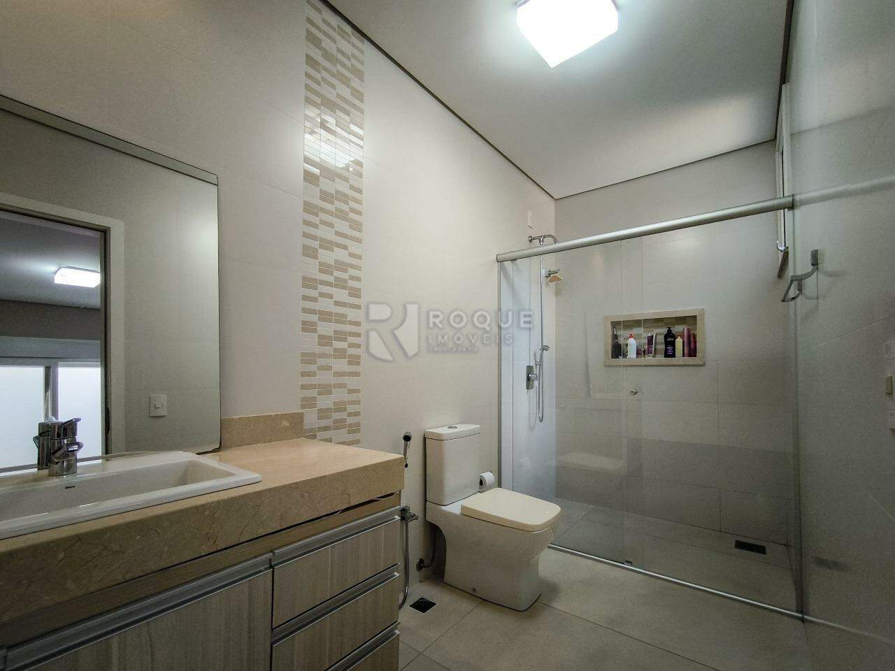 Casa em condomínio à venda no bairro Residencial Casalbuono: WC SUÍTE 2