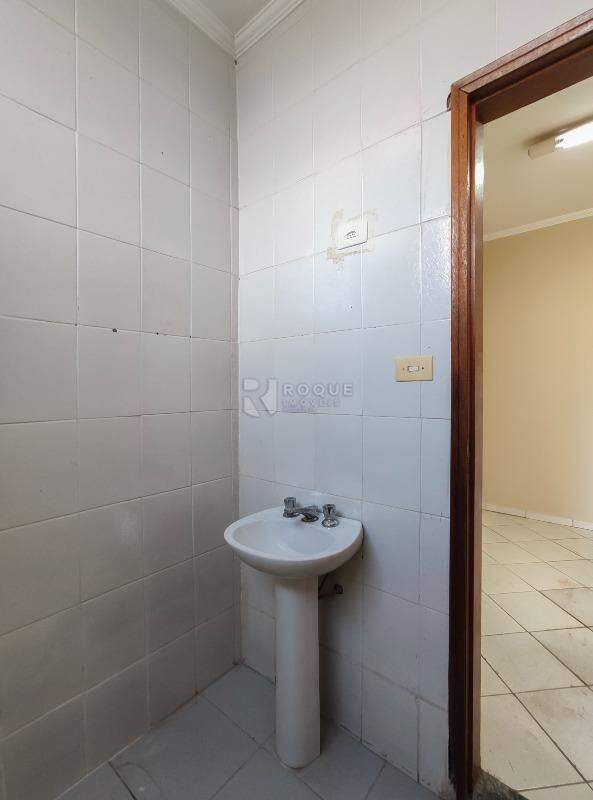 Casa Residencial para aluguel no bairro Vila Claudia: WC suíte fundo