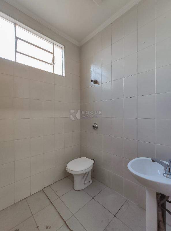 Casa Residencial para aluguel no bairro Vila Claudia: WC suíte fundo