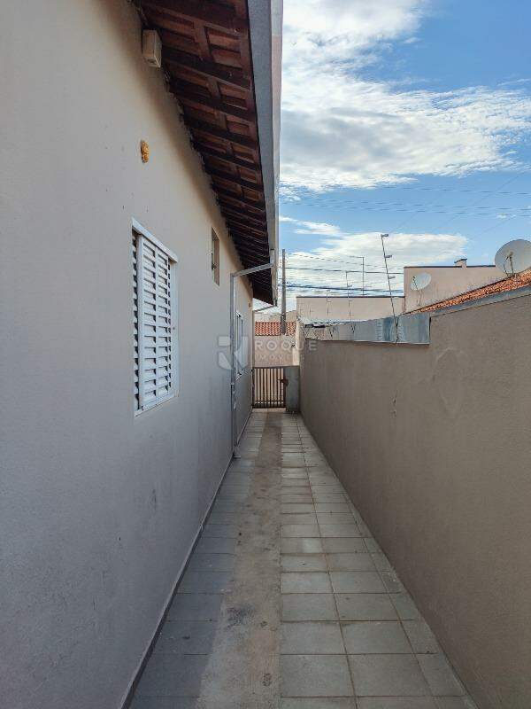 Casa Residencial para aluguel no bairro Vila Claudia: Corredor