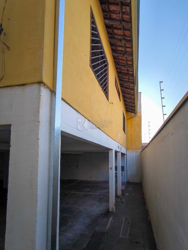 Casa Residencial à venda no bairro Centro: FUNDOS