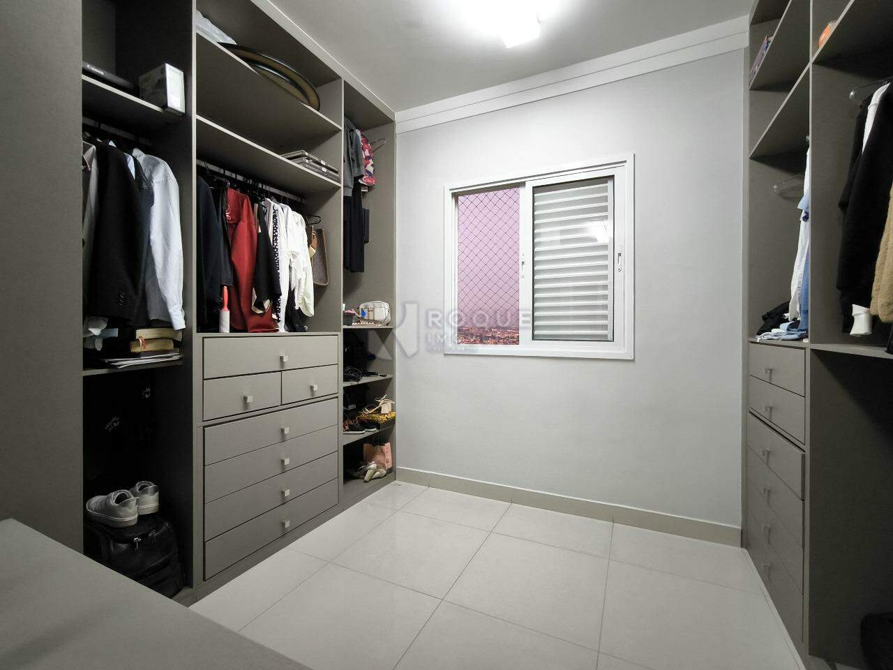 Apartamento à venda no bairro Desmembramento Oscar Antonio Breda: CLOSET