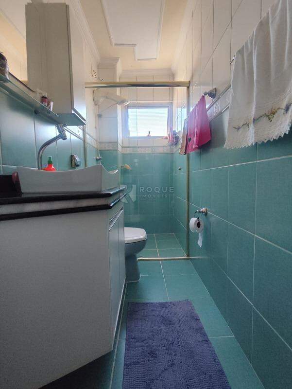 Apartamento à venda no bairro Jardim Presidente Dutra: BANHEIRO