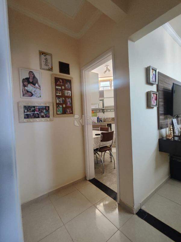 Apartamento à venda no bairro Jardim Presidente Dutra: HALL