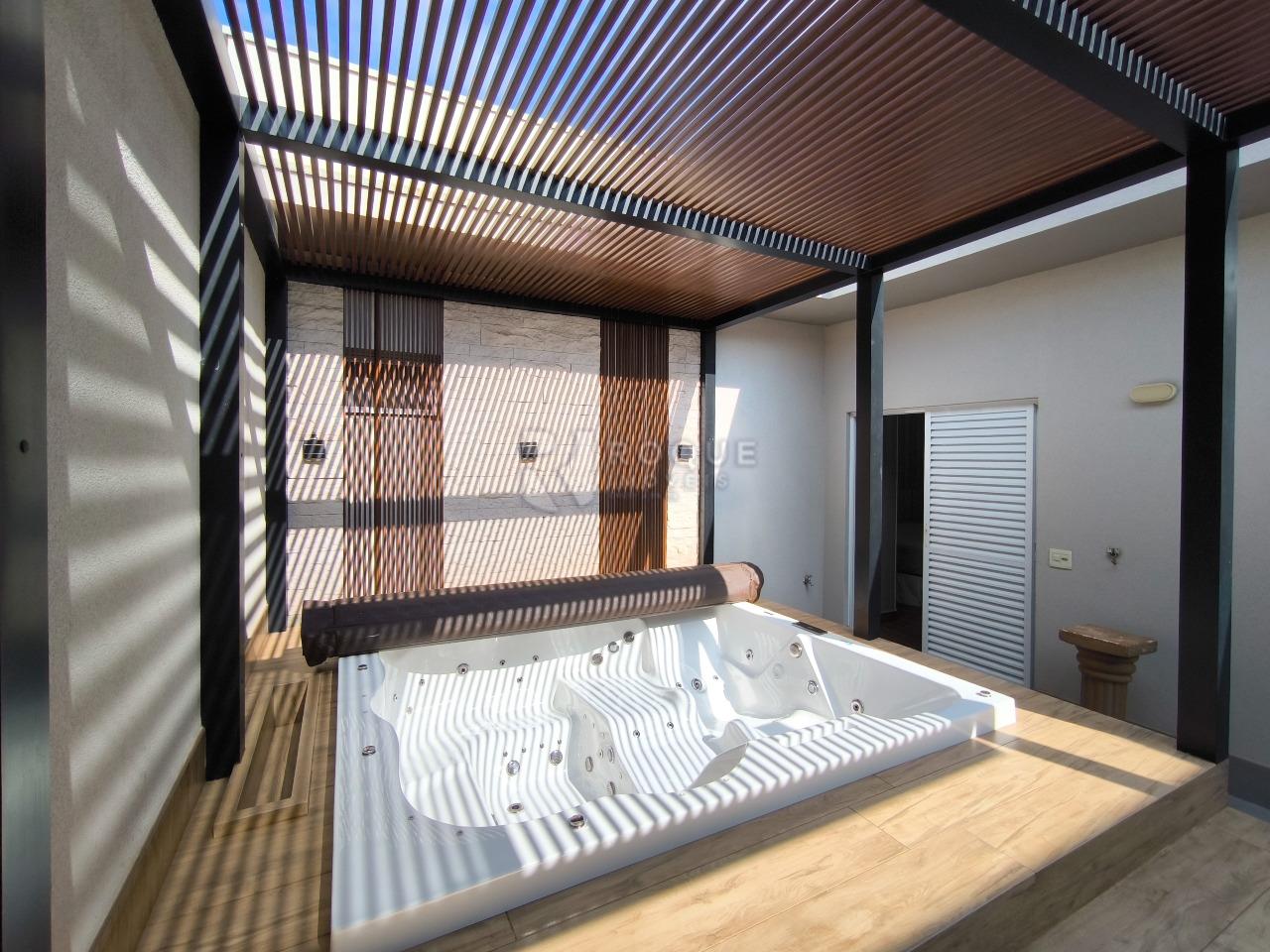 Casa em condomínio à venda no bairro Parque Residencial Roland: BANHEIRA HIDRO MASSAGEM