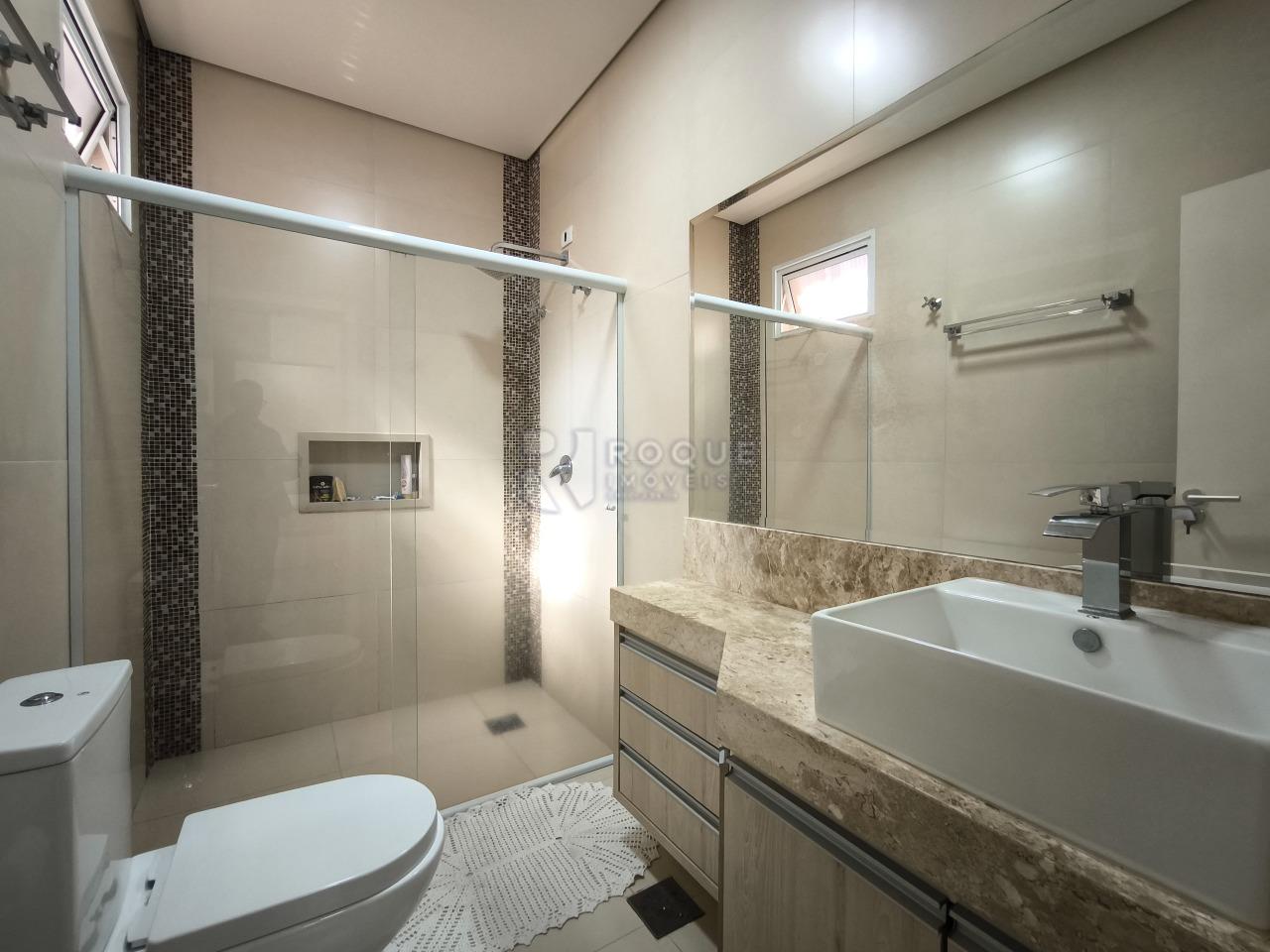 Casa em condomínio à venda no bairro Parque Residencial Roland: WC SUÍTE 1