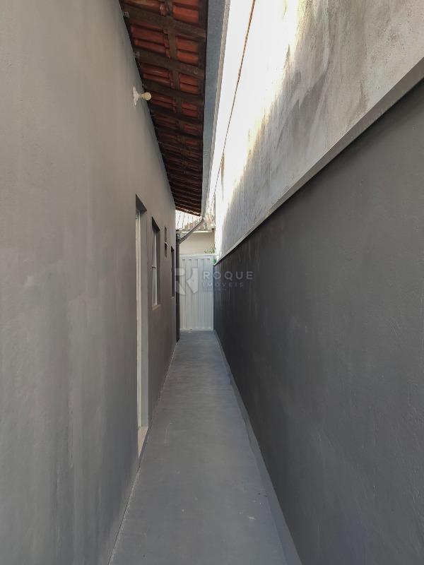 Casa Residencial para aluguel no bairro Jardim Residencial Alto do Flamboyant: Corredor de acesso em comum casa do fundo 