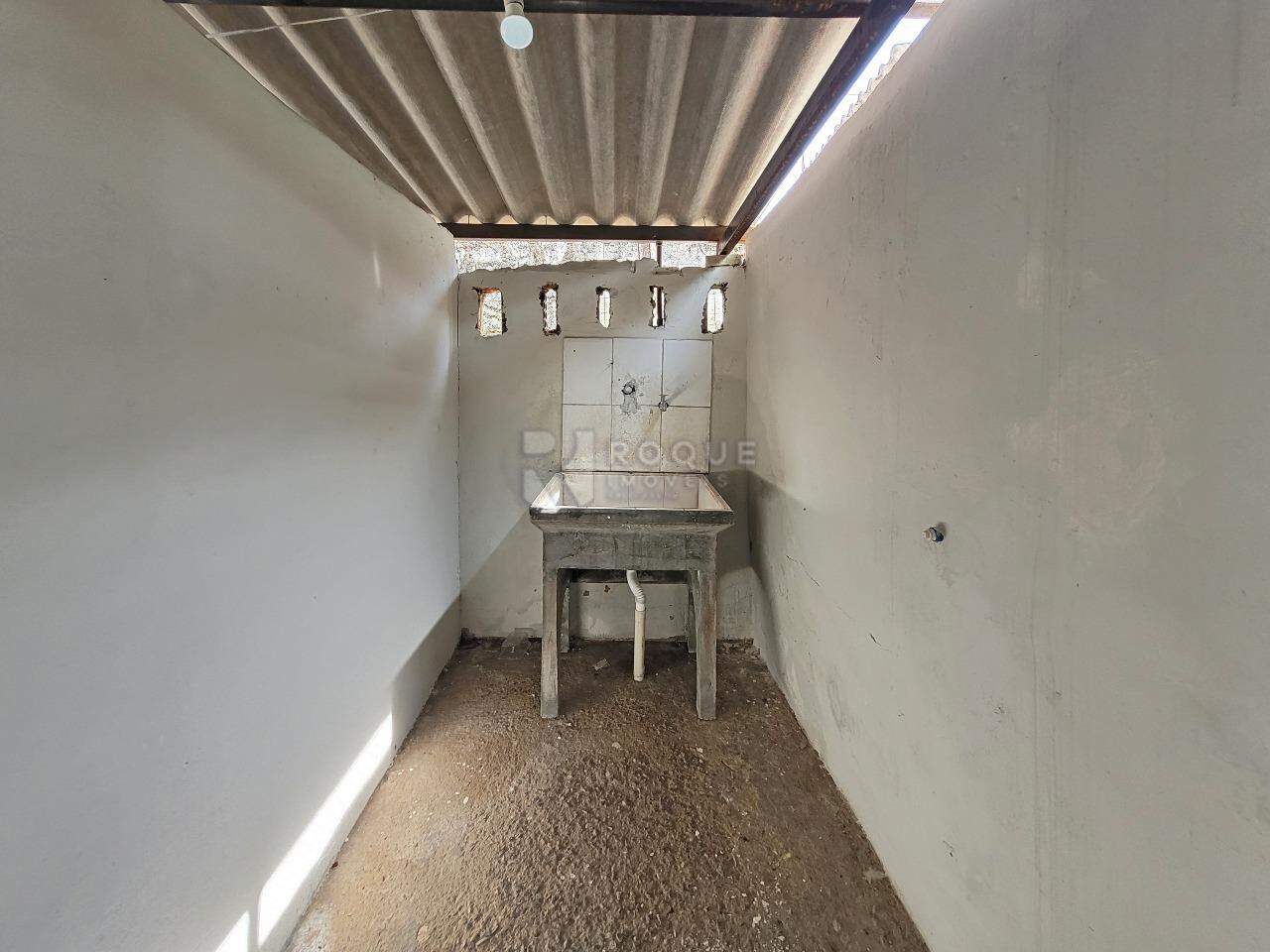 Casa Residencial para aluguel no bairro Jardim Cavinato: Área de serviço
