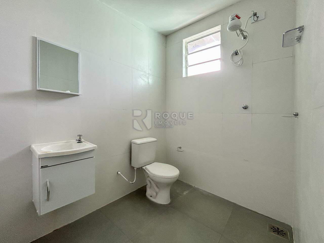 Casa Residencial para aluguel no bairro Jardim Cavinato: WC social 