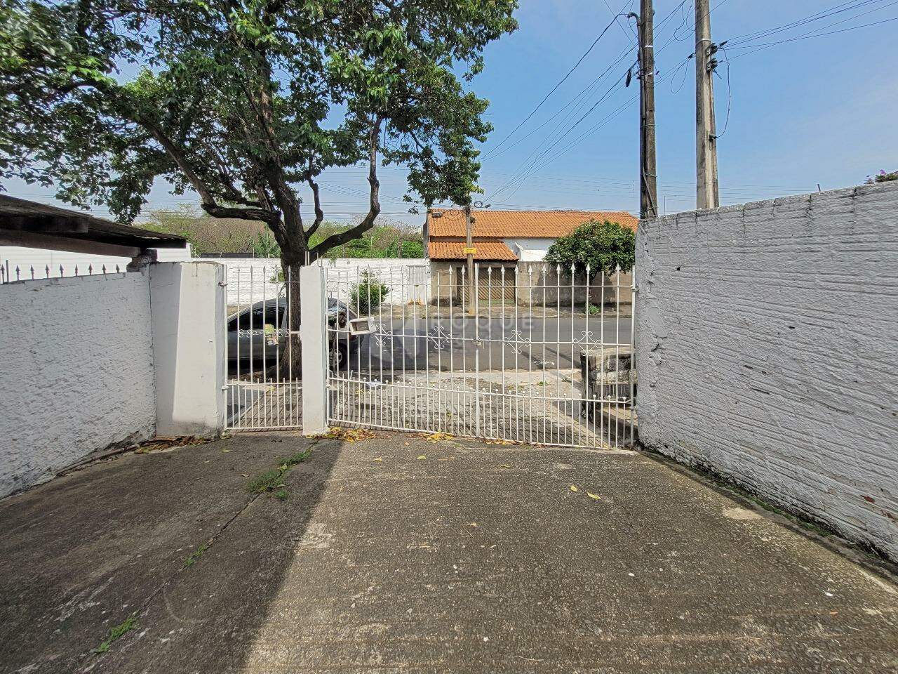 Casa Residencial para aluguel no bairro Jardim Cavinato: Garagem