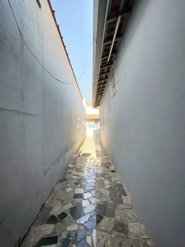 Casa Residencial para aluguel no bairro Jardim Ipanema: Corredor