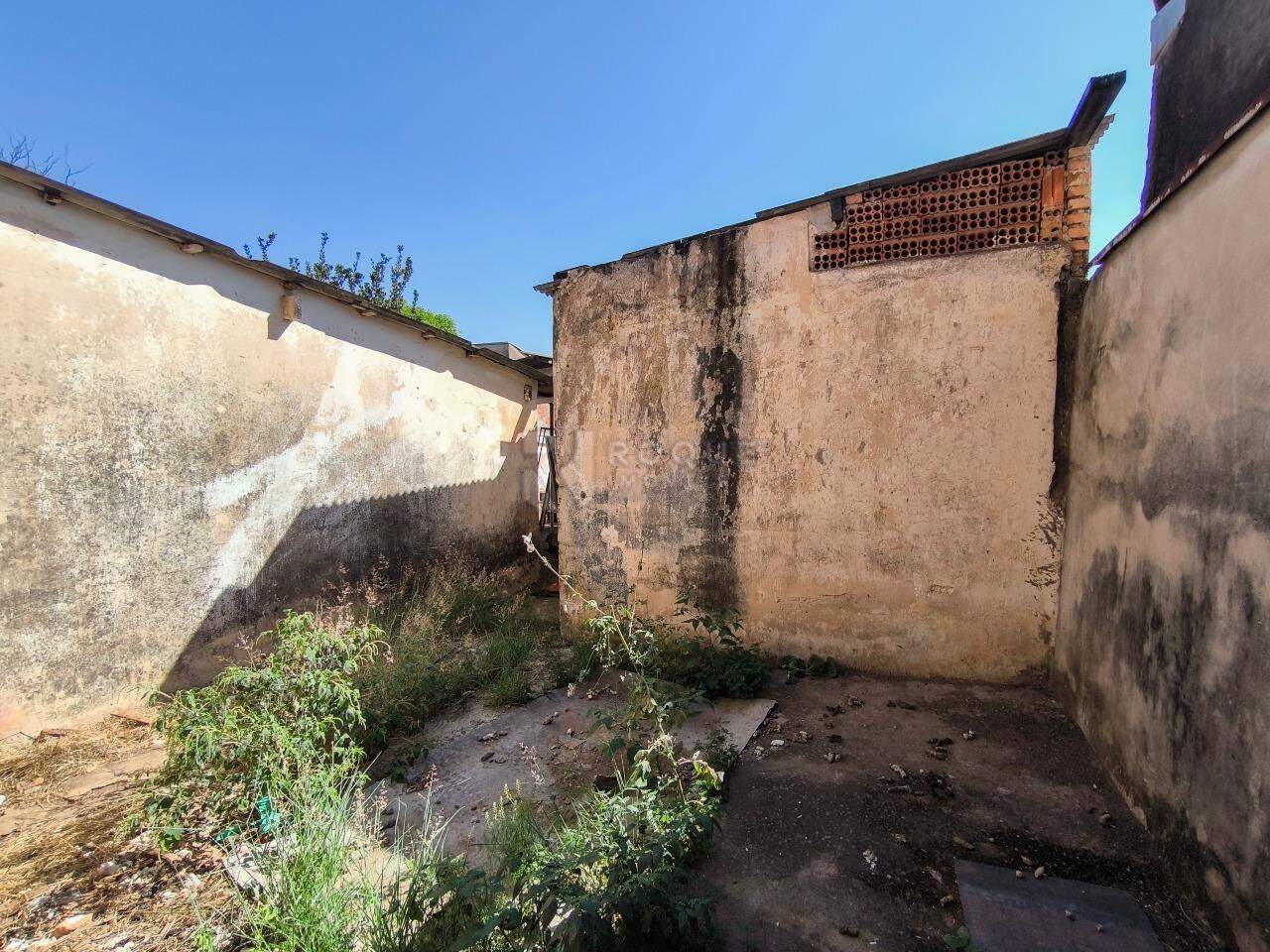 Terreno à venda no bairro Vila Camargo: QUINTAL FUNDOS