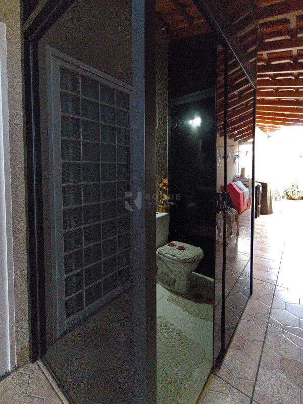 Casa Residencial à venda no bairro Jardim Residencial Antonio Brigatto: BANHEIRO SOCIAL EXTERNO