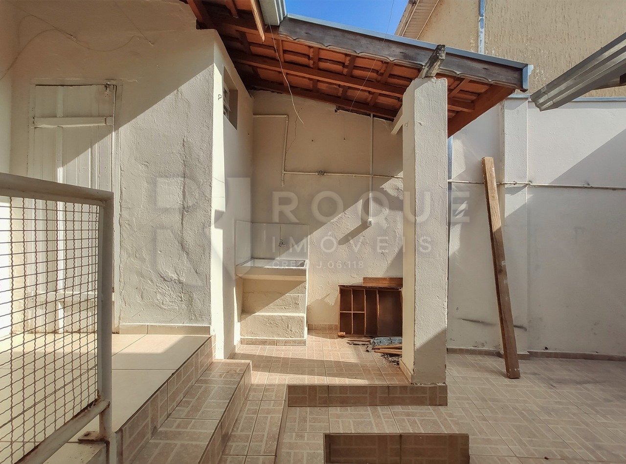 Casa Comercial à venda no bairro Centro: Área de serviço