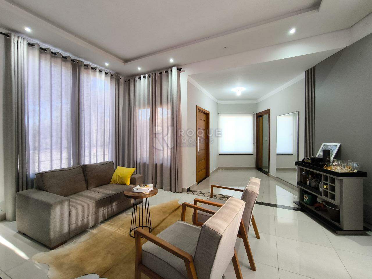 Casa em condomínio à venda no bairro Residencial Florisa: SALA DE ESTAR