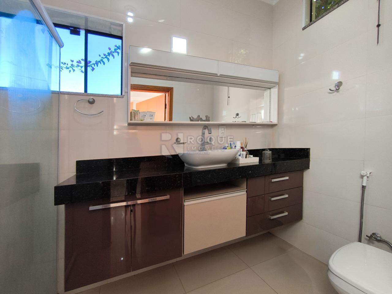 Casa em condomínio à venda no bairro Residencial Florisa: WC SUÍTE 1