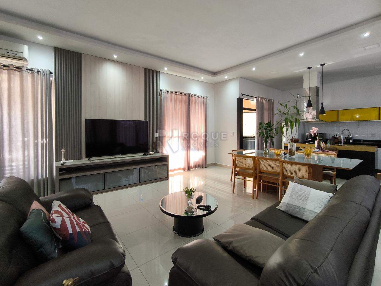 Casa em condomínio à venda no bairro Residencial Florisa: SALA DE TV